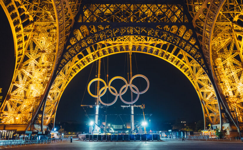A 50 jours des Jeux Olympiques, les anneaux olympiques habillent la tour Eiffel